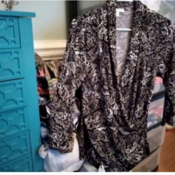 Chaus New York Black and Gray Top Geometric Designs Faux Wrap Style EUC - Picture 1 of 3